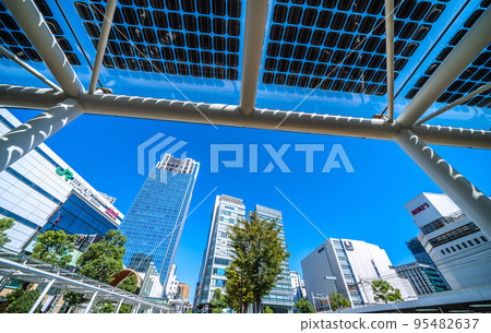 日本川崎城市景觀 川崎站前的太陽能電池板 日本川崎城市景觀 川崎站前的太陽能電池板 95482637