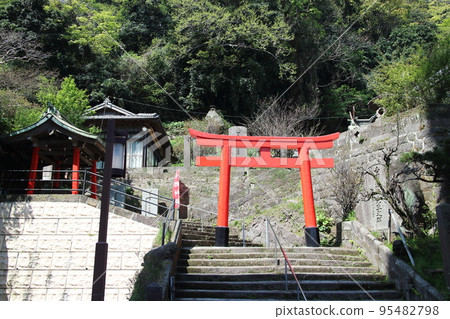 Scenery at the entrance of Sugawara Shrine 95482798