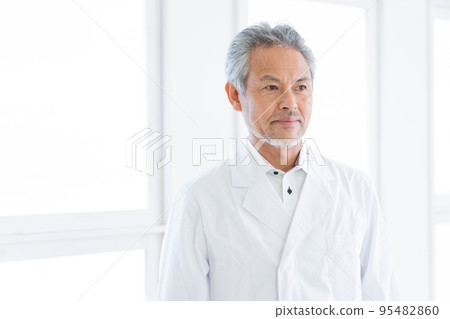 Senior male in white dress 95482860