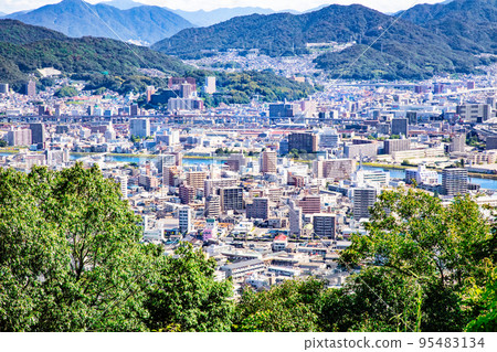 You can see the east side of Hiroshima Station, Ozu Town, Yaga, and the Enko River basin. You can see Mazda zoomzoom stadium in the center. 95483134
