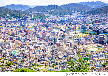 You can see the east side of Hiroshima Station, Ozu Town, Yaga, and the Enko River basin. You can see Mazda zoomzoom stadium in the center. 95483137