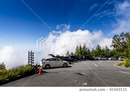 一輛停在富士山新五合目富士宮的汽車 95483515