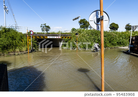 An underpass road that was flooded and submerged due to the typhoon and was closed to traffic 95483908