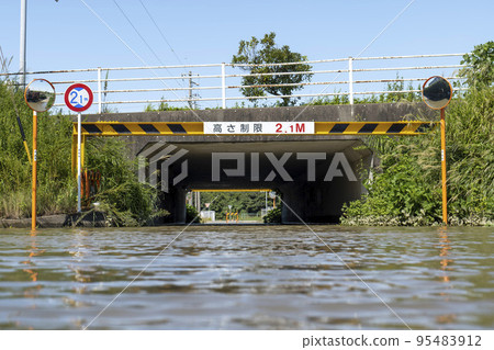 An underpass road that was flooded and submerged due to the typhoon and was closed to traffic 95483912