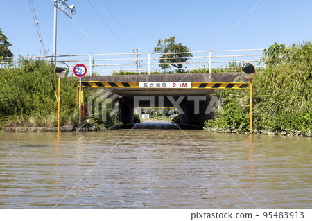 An underpass road that was flooded and submerged due to the typhoon and was closed to traffic 95483913