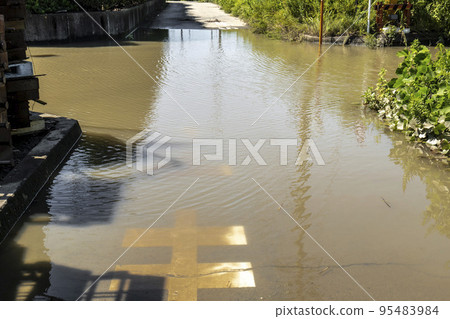 颱風導致道路被淹和淹沒 95483984