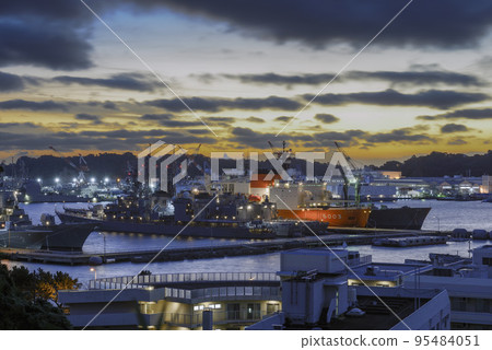 Yokosuka Port in the early morning [Kanagawa Prefecture] Icebreaker Shirase 95484051