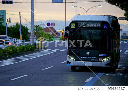 A fuel cell vehicle on a metropolitan bus (Toyota/SORA) running smartly against the backdrop of the setting sun 95484287