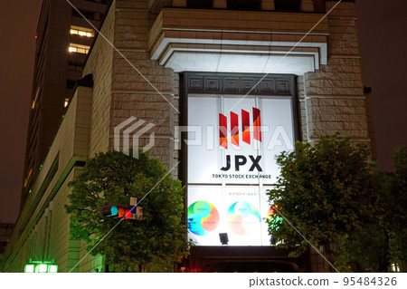即使在夜間也有強烈存在感的東京證券交易所（正面特寫） 95484326