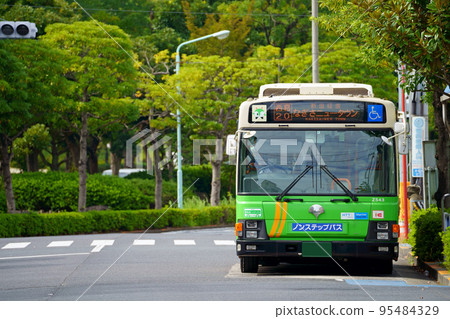A metropolitan bus (Isuzu Elga) stopping at the Namiki-dori bus stop 95484329