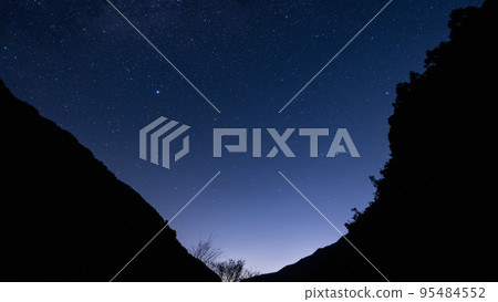 Stars in the autumn night sky waiting for the Orionid meteor shower 95484552