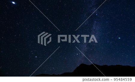 秋天夜空中的星星等待獵戶座流星雨 95484559