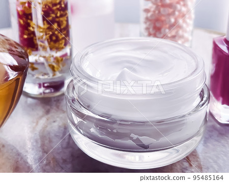 Skincare cosmetics, face cream moisturiser jar, golden serum emulsion bottles, beauty product close-up Skincare cosmetics, face cream moisturiser jar, golden serum emulsion bottles, beauty product close-up 95485164