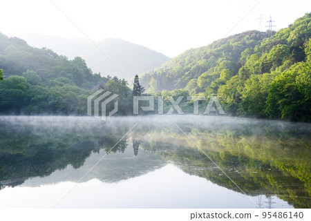 水霧和和順色良地的晨景 水霧和和順色良地的晨景 95486140