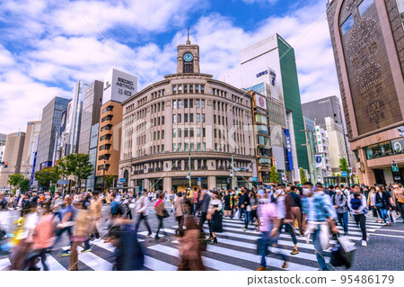 Tokyo cityscape in Japan Elimination of immigration restrictions, rapid increase in foreign tourists visiting Japan, bustling Ginza, back is Hokoten = October 16 (Sun) 95486179
