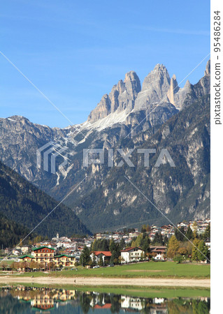 alpine town of Auronzo di Cadore and Dolomites, Italy 95486284
