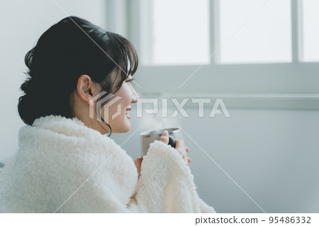Asian women drinking hot drinks on cold autumn and winter days (white hot water, hot water, amazake) Asian women drinking hot drinks on cold autumn and winter days (white hot water, hot water, amazake) 95486332