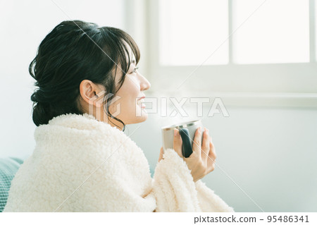 Asian women drinking hot drinks on cold days in autumn and winter (cafe coffee) 95486341