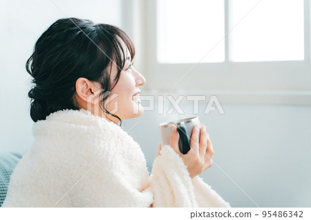 Asian women drinking hot drinks on cold days in autumn and winter (hot coffee) Asian women drinking hot drinks on cold days in autumn and winter (hot coffee) 95486342
