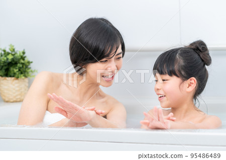 Parents and children (mother and child) taking a bath together 95486489