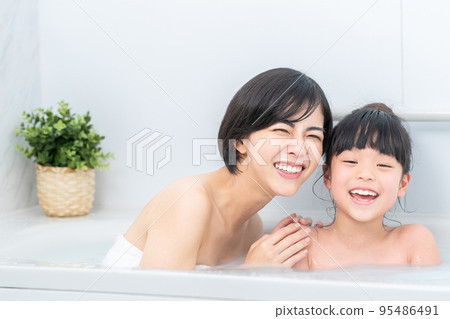父母和孩子(母子)一起洗澡 父母和孩子(母子)一起洗澡 95486491