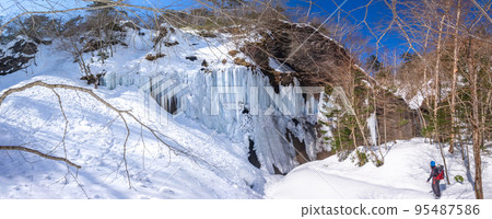 [Panorama photo] Hikers looking up at the icefall (Hokkaido, Shiraoi, Kajikazawa) 95487586