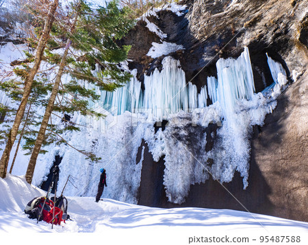 Hiker looking up at the icefall (Hokkaido, Shiraoi Town, Kajikazawa) 95487588