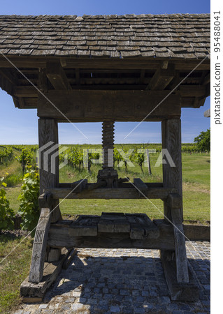 Traditional wine cellars street (kellergasse) in Ketzelsdorf near Poysdorf, Lower Austria, Austria 95488041