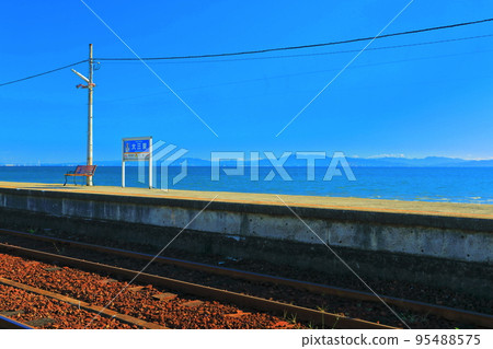 [Nagasaki Prefecture] Daisan-Higashi Station (Shimabara Railway), the closest station to the sea in Japan with fine weather 95488575