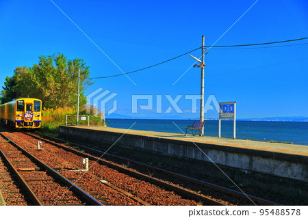 [Nagasaki Prefecture] Daisan-Higashi Station and train (Shimabara Railway), which is the closest to the sea in Japan with fine weather 95488578