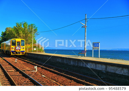 [Nagasaki Prefecture] Daisan-Higashi Station and train (Shimabara Railway), which is the closest to the sea in Japan with fine weather 95488579