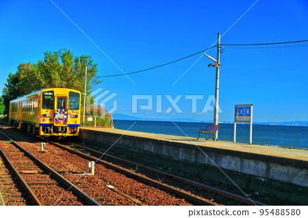 [Nagasaki Prefecture] Daisan-Higashi Station and train (Shimabara Railway), which is the closest to the sea in Japan with fine weather 95488580