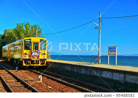 [Nagasaki Prefecture] Daisan-Higashi Station and train (Shimabara Railway), which is the closest to the sea in Japan with fine weather 95488581