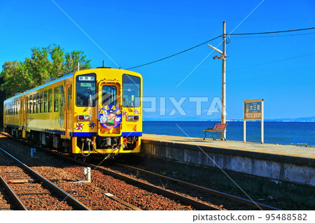 [長崎縣] 天氣晴朗的日本距離大海最近的大山東站和火車（島原鐵道） 95488582