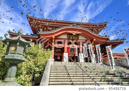 大須觀音的名古屋市本堂(大賢殿)和一群飛鴿 大須觀音的名古屋市本堂(大賢殿)和一群飛鴿 95488738