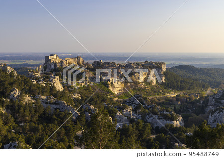 Medieval castle and village, Les Baux-de-Provence, Alpilles mountains, Provence, France Medieval castle and village, Les Baux-de-Provence, Alpilles mountains, Provence, France 95488749
