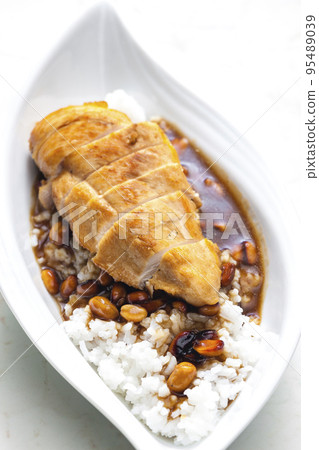 poultry breast with soya sauce and peanuts served with rice 95489039