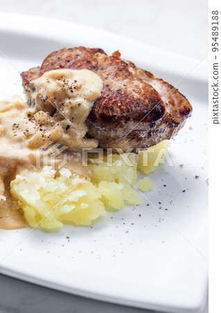 grilled meat with mashed potatoes with onion sauce grilled meat with mashed potatoes with onion sauce 95489188