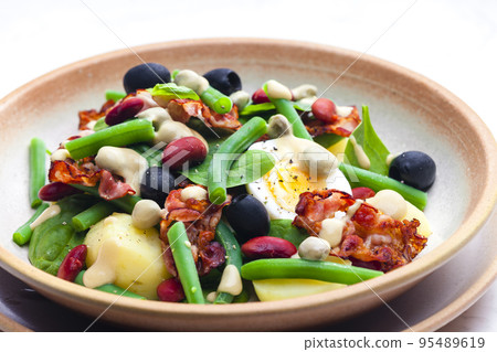 salad of green and red beans with black olives, spinach, boiled egg and bacon salad of green and red beans with black olives, spinach, boiled egg and bacon 95489619