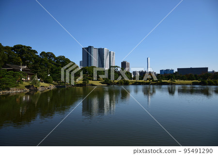 Hamarikyu garden with beautiful scenery 95491290
