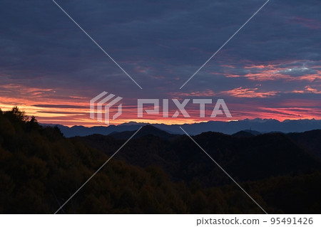Evening scenery that colors late autumn Evening scenery that colors late autumn 95491426