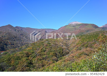 Autumn leaves and scenery of Nasu mountain range in Tochigi prefecture Autumn leaves and scenery of Nasu mountain range in Tochigi prefecture 95492429