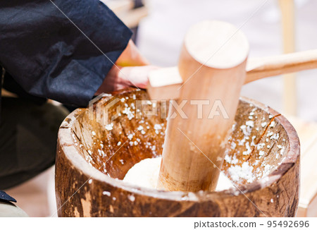 Mochitsuki 是一年一度的新年活動 [新年形象] 95492696