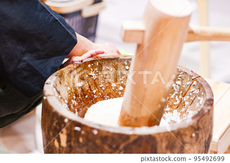 Mochitsuki is an annual New Year's event [New Year's image] 95492699