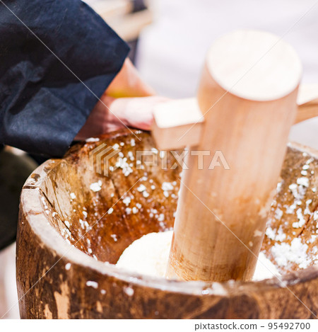 Mochitsuki is an annual New Year's event [New Year's image] 95492700