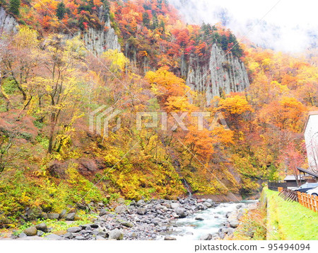 Great view of Hokkaido Tenninkyo Onsen autumn leaves 95494094