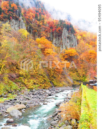 Great view of Hokkaido Tenninkyo Onsen autumn leaves 95494095