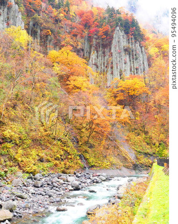 Great view of Hokkaido Tenninkyo Onsen autumn leaves 95494096