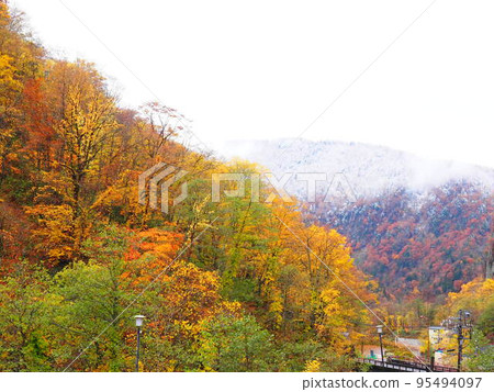 Great view of Hokkaido Tenninkyo Onsen autumn leaves 95494097