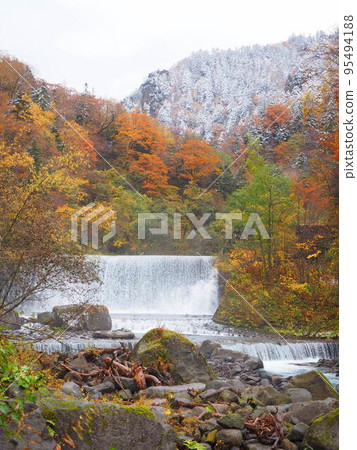 Great view of Hokkaido Tenninkyo Onsen autumn leaves 95494188